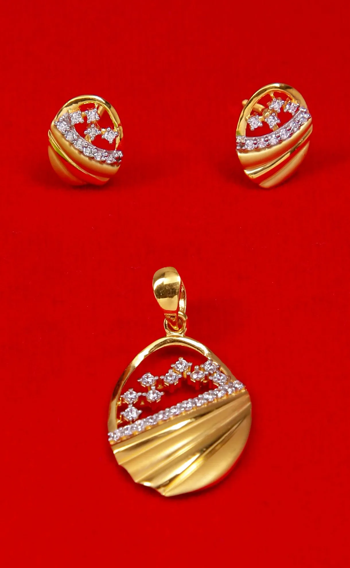 22 KT Designer Gold  Round Pendant Set (D139)