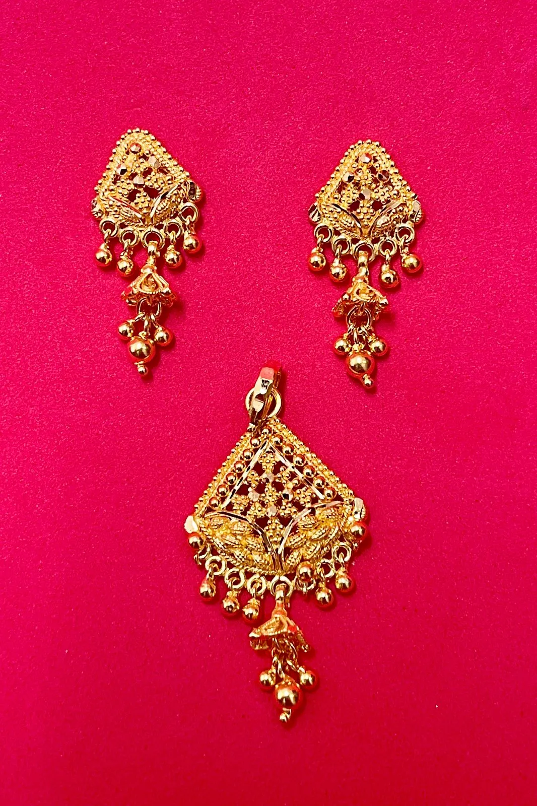 22 KT Gold Designer Pendant Set (D104)